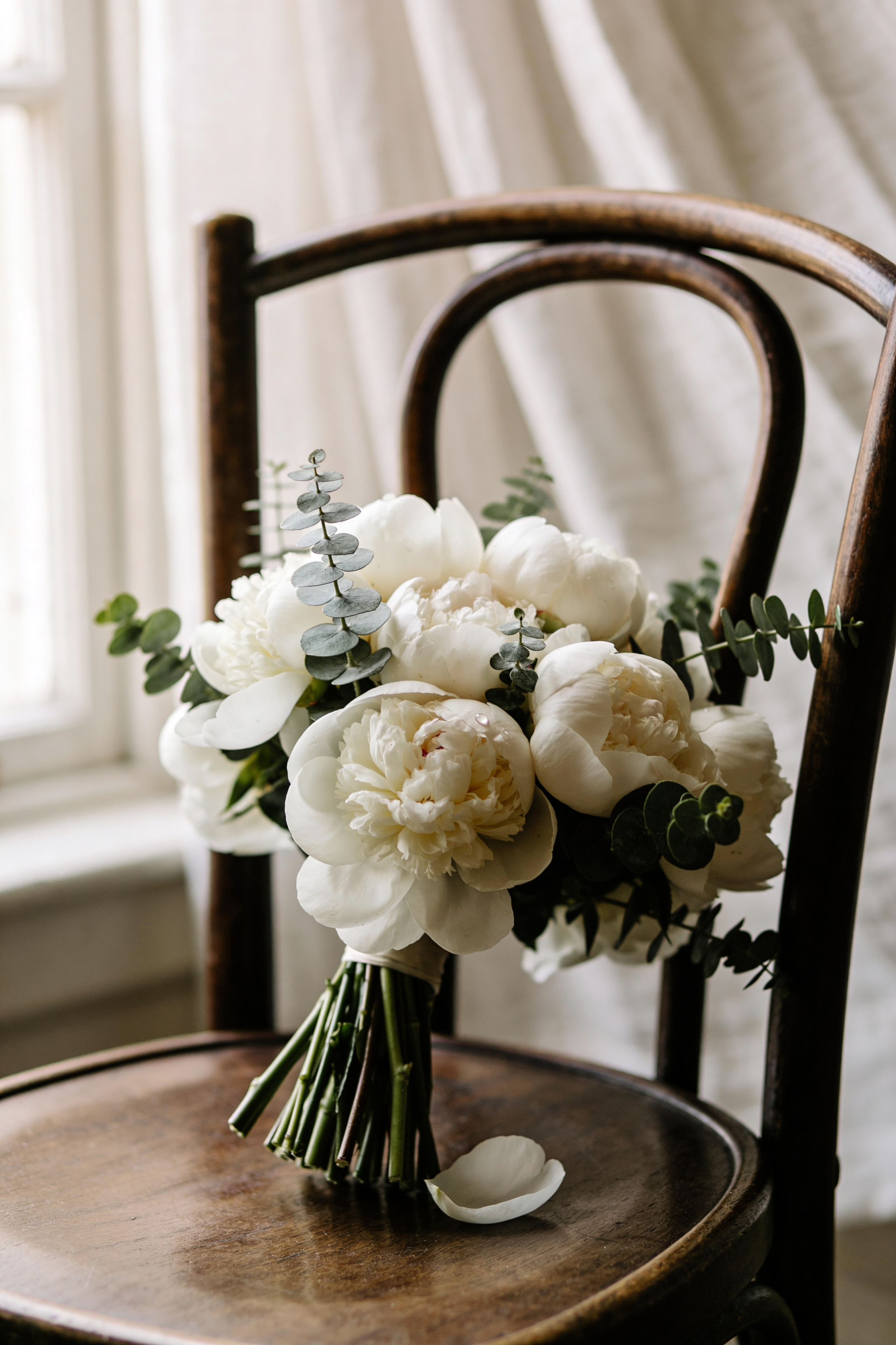Kroatika — bodas — detail bouquet white peonies