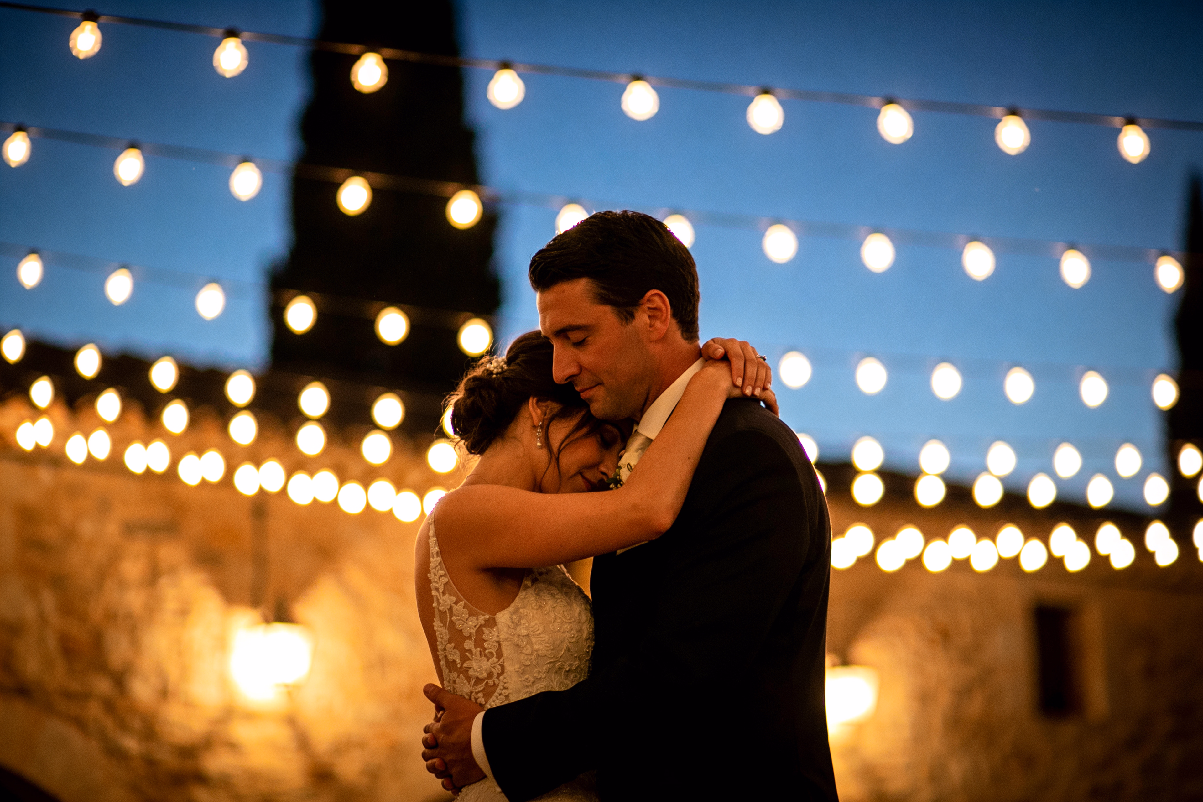 Kroatika — bodas — hero couple embrace night