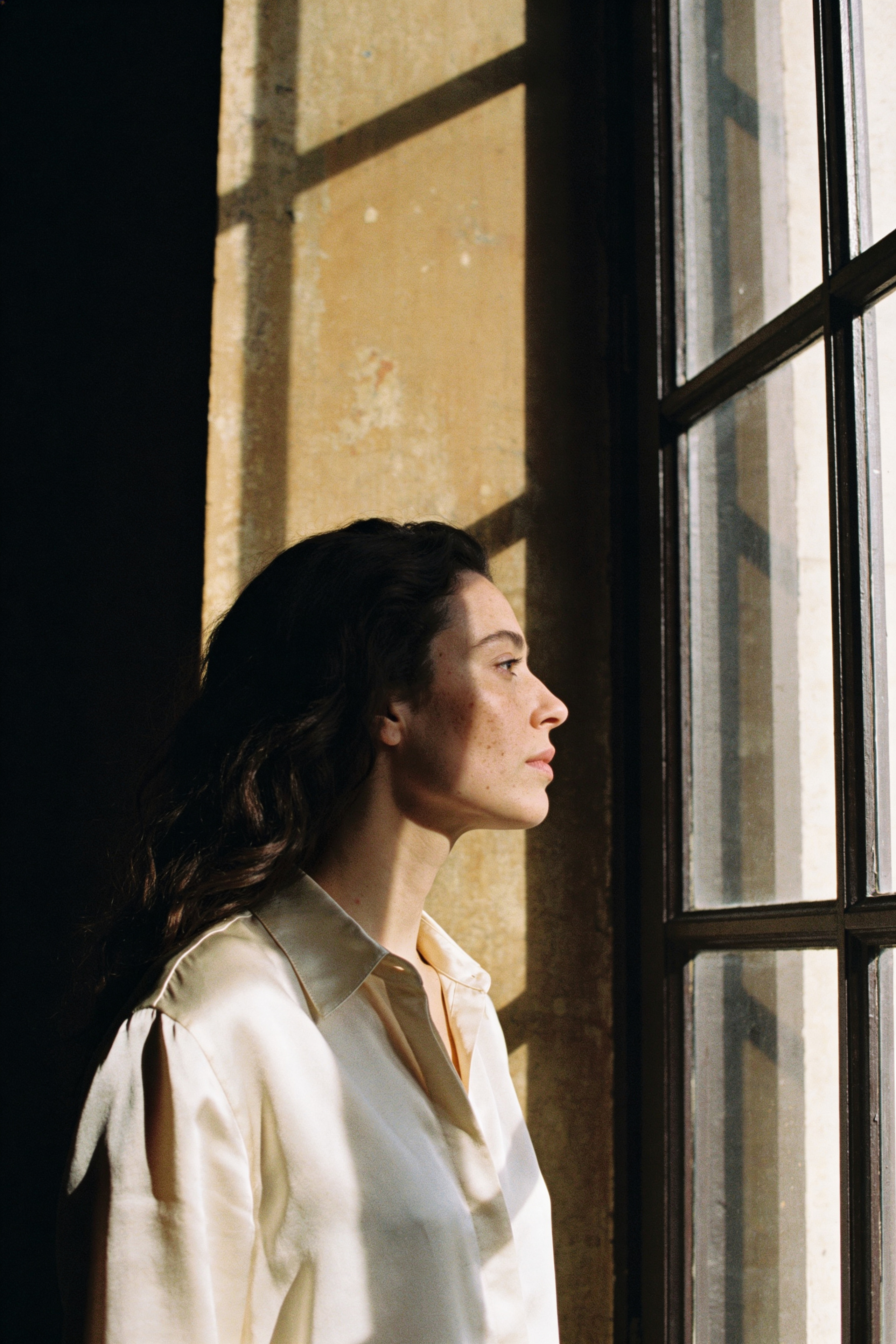 Kroatika — retrato — hero window light profile